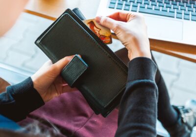 Kobieta wyciągająca kartę kredytową z portfela